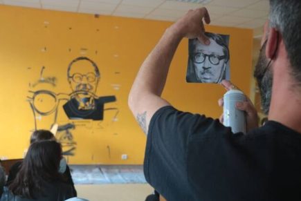 L-artiste-Fortunes-sest-servi-dune-photo-de-Jean-Guéhenno-pour-reproduire-son-visage-geant